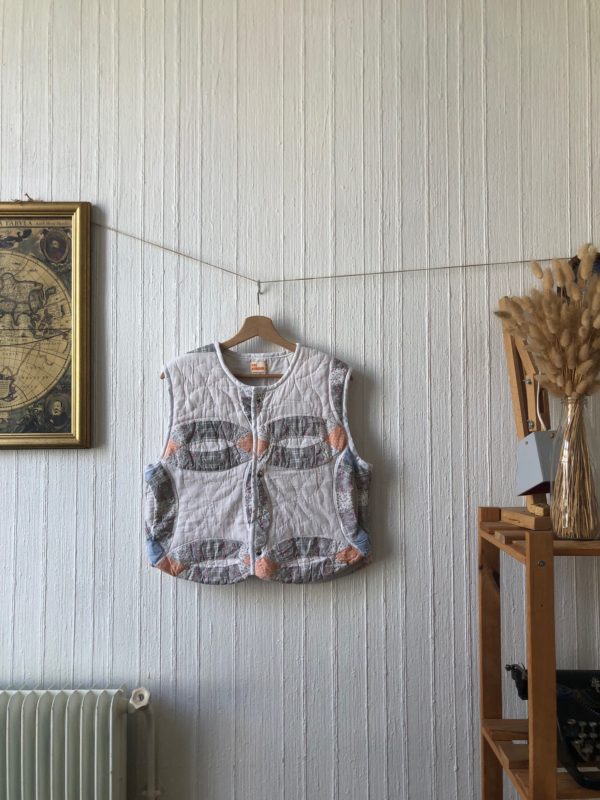 Veste sans manche confectionnée à partir d'une couverture patchwork vintage.