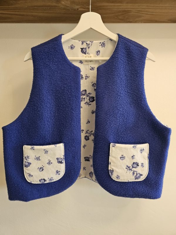 Gilet réversible - Coloris bleu cobalt & tissu fleuri - Taille unique – Image 4