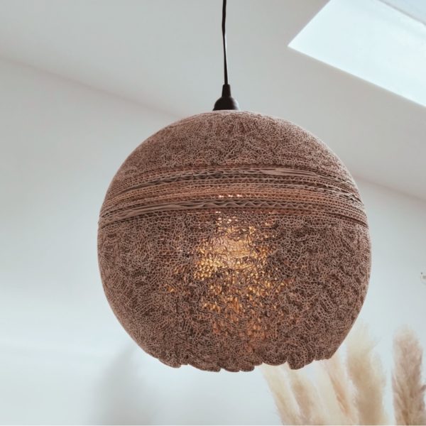 Grande suspension globe en dentelle de carton – Image 6